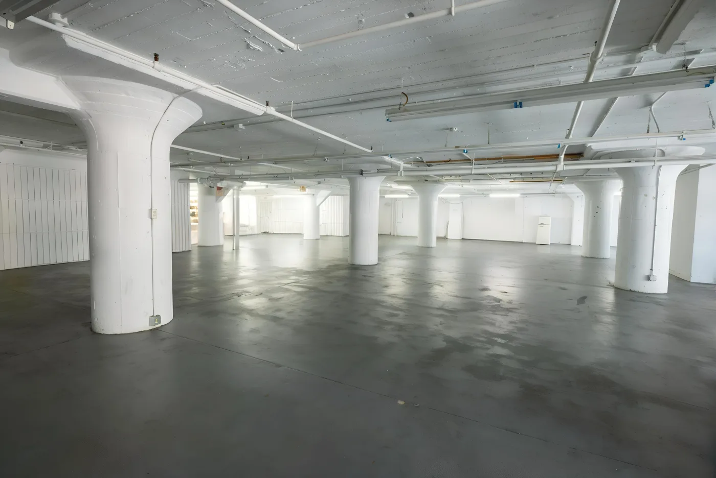 Open floor with freight gate access