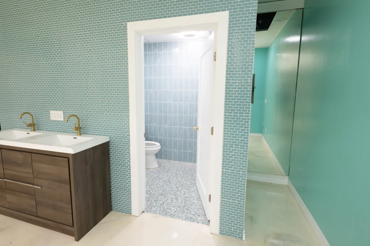 Suite restroom