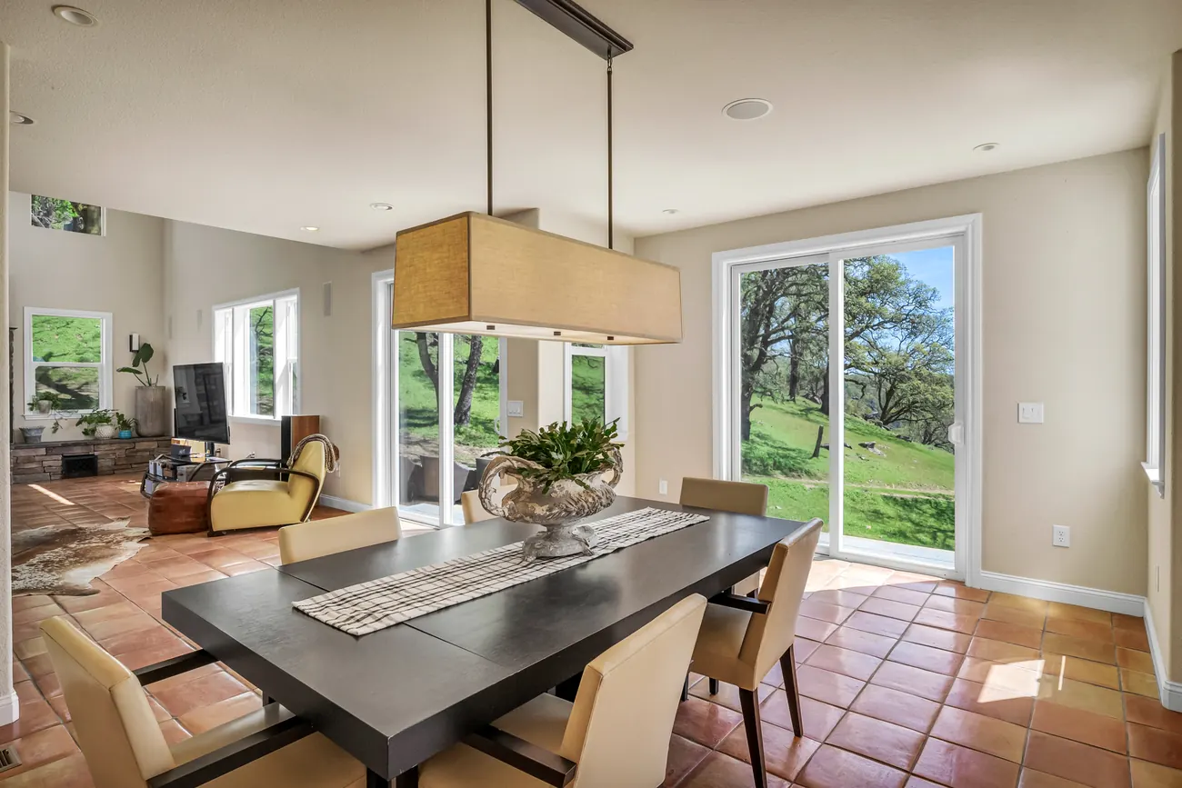 Dining room to the oaks